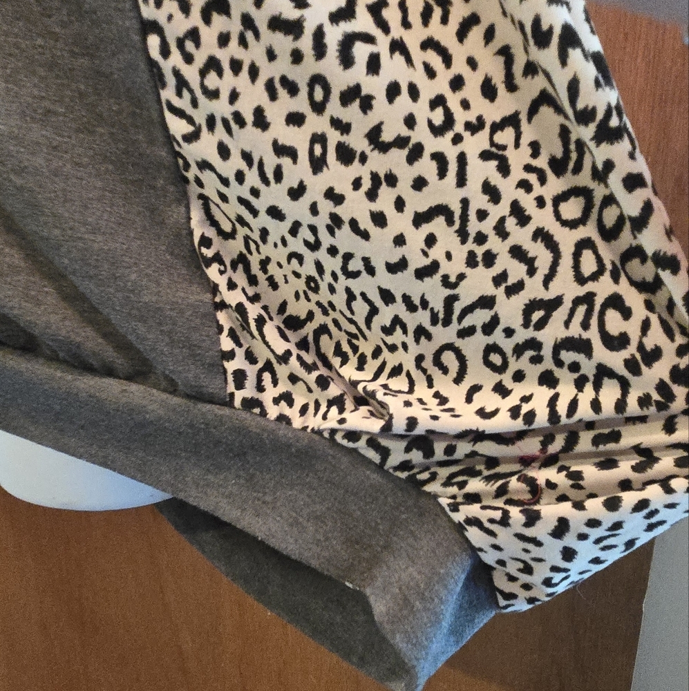 Unbranded NWOT Chic Gray Women's Top with Leopard Print SZxl - Picture 4 of 8